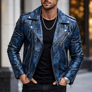K&ouml;nnte beinhalten: Blaue Lederjacke mit Schlangenmuster, silbernen Rei&szlig;verschl&uuml;ssen und einem Reverskragen. Die Jacke wird &uuml;ber einem schwarzen T-Shirt und mit schwarzen Jeans getragen. Eine silberne Uhr und Kette vervollst&auml;ndigen den Look.
