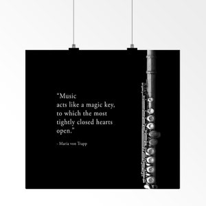 Peut inclure: Image en noir et blanc d'une fl&ucirc;te argent&eacute;e avec une citation sur la musique de Maria von Trapp : "La musique agit comme une cl&eacute; magique, &agrave; laquelle les c&oelig;urs les plus ferm&eacute;s s'ouvrent."
