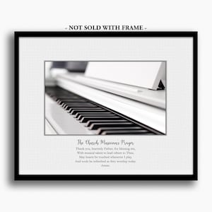 Può includere: Una stampa d'arte stampabile in bianco e nero con una tastiera di pianoforte e una poesia intitolata "La preghiera del musicista di chiesa". La poesia recita: "Grazie, Padre celeste, per avermi benedetto, Con talento musicale per guidare gli altri verso di Te, Che i cuori siano toccati ogni volta che suono, E che le anime siano rinfrescate mentre adorano oggi. Amen."