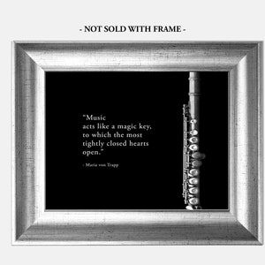 Peut inclure: Impression d'art imprimable en noir et blanc avec une citation de Maria von Trapp sur la musique et une fl&ucirc;te. La citation est "La musique agit comme une cl&eacute; magique, &agrave; laquelle les c&oelig;urs les plus ferm&eacute;s s'ouvrent."