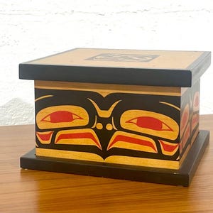Vintage North American Northwest Coast Aboriginal First Nation Indigenous Art Carved Painted Eagle Design Wood Lidded Box