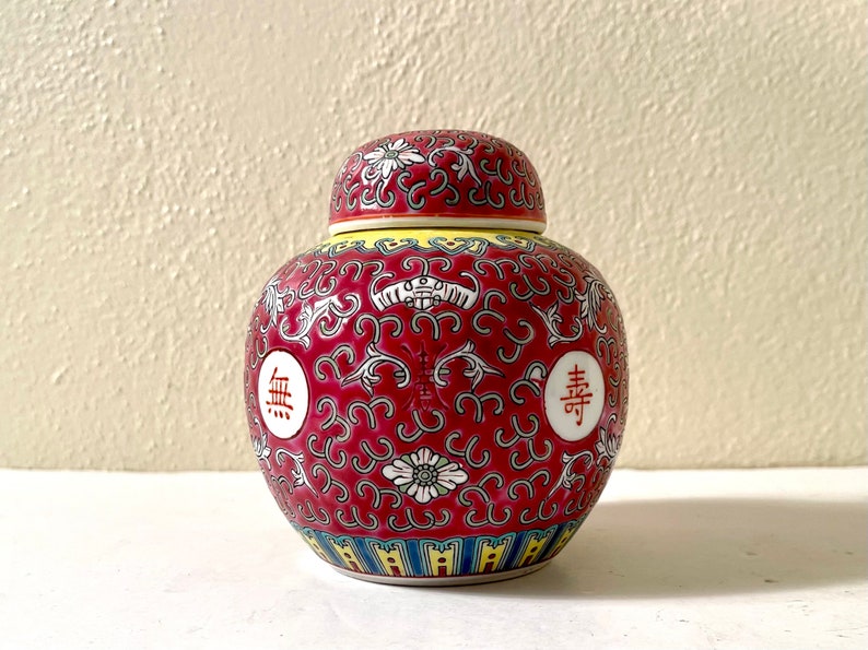 Vintage 1980s Red Vintage Mun Shou Famille Rose Longevity Jingdezhen Large Ceramic Chinese Ginger Jar Vase Bild 7