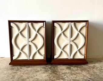 Vintage 1960s Mid Century Modern Cosmopolitan Pair of Nightstands By Stanley