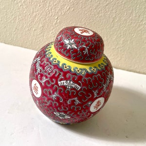 Vintage 1980s Red Vintage Mun Shou Famille Rose Longevity Jingdezhen Large Ceramic Chinese Ginger Jar Vase Bild 4