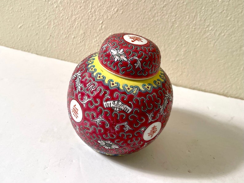 Vintage 1980s Red Vintage Mun Shou Famille Rose Longevity Jingdezhen Large Ceramic Chinese Ginger Jar Vase Bild 4