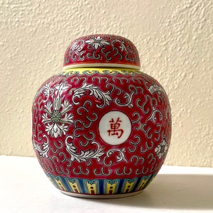 Vintage 1980s Red Vintage Mun Shou Famille Rose Longevity Jingdezhen Large Ceramic Chinese Ginger Jar Vase Bild 3