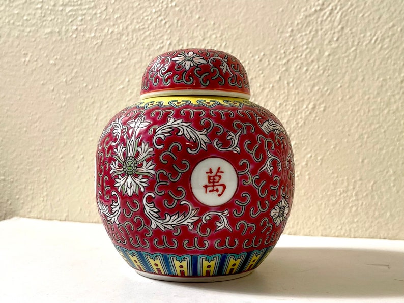 Vintage 1980s Red Vintage Mun Shou Famille Rose Longevity Jingdezhen Large Ceramic Chinese Ginger Jar Vase Bild 3