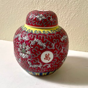 Vintage 1980s Red Vintage Mun Shou Famille Rose Longevity Jingdezhen Large Ceramic Chinese Ginger Jar Vase Bild 1