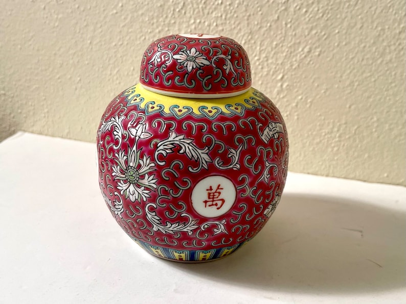 Vintage 1980s Red Vintage Mun Shou Famille Rose Longevity Jingdezhen Large Ceramic Chinese Ginger Jar Vase Bild 1