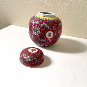 Vintage 1980s Red Vintage Mun Shou Famille Rose Longevity Jingdezhen Large Ceramic Chinese Ginger Jar Vase Bild 5