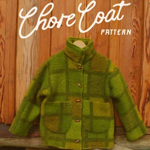 Pu&ograve; includere: Un cappotto da lavoro verde in stile vintage con un motivo a quadri, con due tasche anteriori e bottoni in legno. Il cappotto &egrave; esposto su una gruccia di legno su uno sfondo di legno. Il testo sull'immagine recita "SOFTPAW VINTAGE Chore Coat PATTERN."