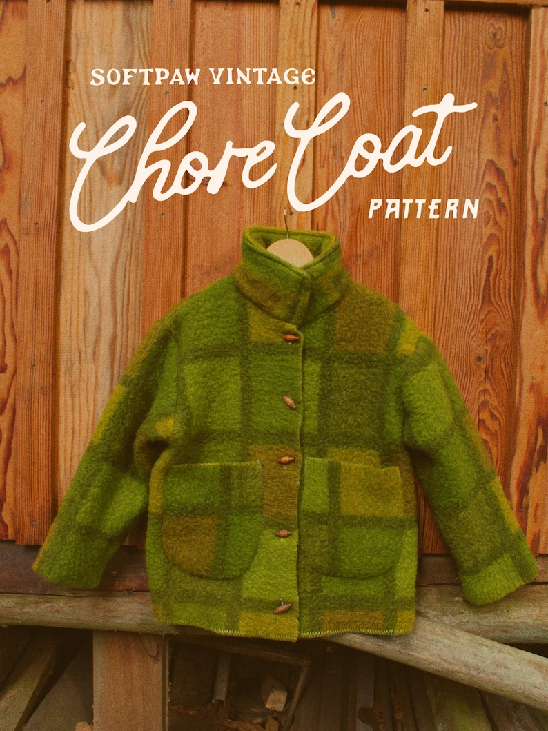 Pu&ograve; includere: Un cappotto da lavoro verde in stile vintage con un motivo a quadri, con due tasche anteriori e bottoni in legno. Il cappotto &egrave; esposto su una gruccia di legno su uno sfondo di legno. Il testo sull'immagine recita "SOFTPAW VINTAGE Chore Coat PATTERN."