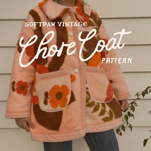 Pu&ograve; includere: Un cappotto da lavoro vintage color pesca con motivi floreali e a foglie arancioni, marroni e crema. Il cappotto presenta ampie tasche, un colletto e chiusure con bottoni. Il testo "SOFTPAW VINTAGE Chore Coat PATTERN" &egrave; visualizzato sul cappotto.