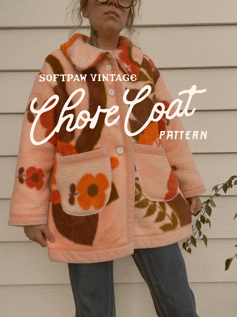 Pu&ograve; includere: Un cappotto da lavoro vintage color pesca con motivi floreali e a foglie arancioni, marroni e crema. Il cappotto presenta ampie tasche, un colletto e chiusure con bottoni. Il testo "SOFTPAW VINTAGE Chore Coat PATTERN" &egrave; visualizzato sul cappotto.