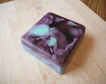 Jabón de glicerina en barra grande de 8 oz. Elige el aroma de Lou Lou's Soaps, Scrubs, & Scents.