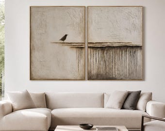 Peut inclure: Un ensemble d'art mural diptyque composé de deux toiles rectangulaires au fond texturé blanc cassé et beige. La toile de gauche présente la silhouette d'un petit oiseau noir posé sur une ligne horizontale, celle de droite des coulures verticales.