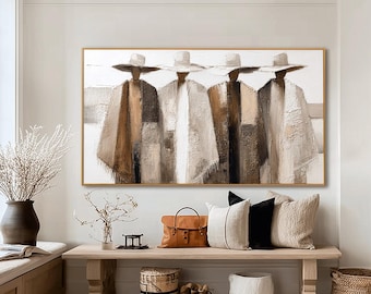 Könnte beinhalten: Ein horizontales, rechteckiges Leinwandgemälde mit vier Figuren, die breitkrempige Hüte und drapierte, strukturierte Ponchos in Braun-, Beige- und Weißtönen tragen. Das Kunstwerk zeigt dicke, sichtbare Pinselstriche und eine neutrale Farbpalette.