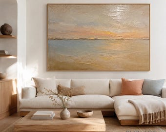 Könnte beinhalten: Ein großes rechteckiges Landschaftsgemälde mit einer texturierten abstrakten Horizontlinie in sanften Beige-, Creme-, Hellblau- und warmen Goldgelbtönen. Das Kunstwerk zeigt dicke Impasto-Pinselstriche und eine horizontale Komposition.