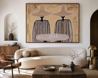 Könnte beinhalten: Ein großes rechteckiges Wandgemälde mit zwei stilisierten Figuren, die breitkrempige Hüte und gestreifte Kleidung tragen und an einem Tisch mit drei kleinen Objekten sitzen. Das Kunstwerk verwendet eine Palette aus Beige, Braun, Schwarz und Weiß.