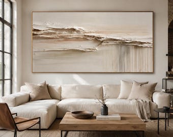 Könnte beinhalten: Ein großes, horizontales, rechteckiges Wandbild mit einer strukturierten abstrakten Landschaft in Creme-, Beige- und Off-White-Tönen. Das Gemälde zeigt dicke Impasto-Schichten im oberen Bereich und vertikale Pinselstriche im unteren Teil.