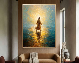 Peut inclure: Une impression d'art mural rectangulaire représentant une peinture à l'huile d'une silhouette en longue robe marchant sur l'eau vers une lumière dorée éclatante. L'œuvre utilise des coups de pinceau texturés en bleu, sarcelle et jaune.