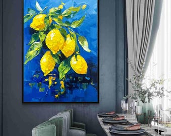 Könnte beinhalten: Ein Ölgemälde auf Leinwand, das eine Ansammlung leuchtend gelber Zitronen mit grünen Blättern vor einem tiefblauen Hintergrund zeigt. Das Kunstwerk verwendet dicke, strukturierte Pinselstriche, um einen Kontrast zwischen den Früchten und dem Hintergrund zu erzeugen.