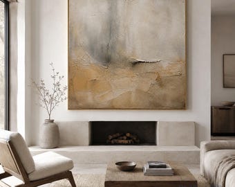 Peut inclure: Une grande peinture abstraite carrée présentant une surface texturée avec des couches mélangées de beige, de brun clair et de gris anthracite. L'œuvre affiche des coups de pinceau épais et une palette de couleurs neutres, encadrée d'un bord métallique.