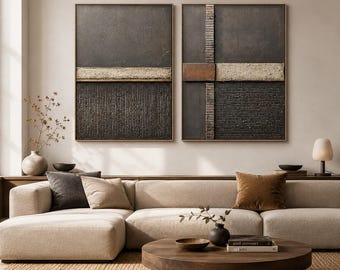Op de afbeelding: Twee rechthoekige wandkunstwerken met donkergrijze en zwarte getextureerde oppervlakken met horizontale en verticale banden in crème, beige en roestkleurige accenten. Het kunstwerk toont een mix van gladde en geribbelde reliëfpatronen.