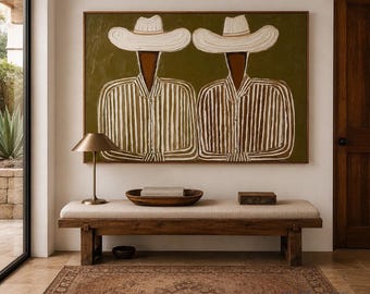 Könnte beinhalten: Ein großes rechteckiges Wandbild mit zwei stilisierten Figuren, die weiße Cowboyhüte und braun-weiß gestreifte Hemden vor einem olivgrünen Hintergrund tragen, gerahmt in einer dünnen Holzleiste, platziert über einer hölzernen Sitzbank.