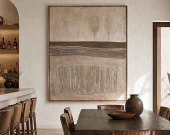 Könnte beinhalten: Ein großes quadratisches Wandbild mit einer abstrakten Landschaft in neutralen Beige- und Brauntönen. Die Komposition zeigt zwei Baum-Silhouetten, ein dunkles horizontales Band und einen strukturierten unteren Bereich mit vertikalen Linien.