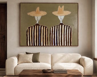 Könnte beinhalten: Ein großes rechteckiges Wandbild mit einem Gemälde von zwei Figuren, die breitkrempige beige Hüte und braun-weiß gestreifte Hemden vor einem einfarbigen olivgrünen Hintergrund tragen. Die Figuren haben einfach gezeichnete Gesichter.