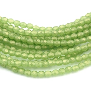 Perle de verre vert olivine dorée polie au feu 4 mm ronde - 50