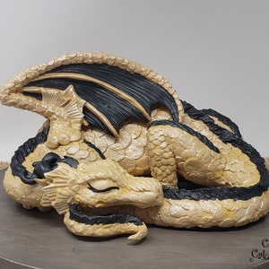 Drache mit Flügel Skulptur - Realistischer schlafender Drache Kuchen Topper - Fantasie Kreatur Figur - Mythisches Tier Dekoration Geschenk