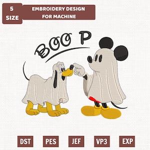 Puede incluir: Diseño de bordado a máquina con un perro y un ratón de dibujos animados disfrazados de fantasmas blancos. El texto BOO P está arqueado encima en negro. El diseño incluye etiquetas para 5 tamaños y formatos DST, PES, JEF, VP3 y EXP.