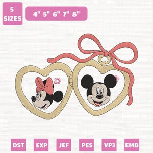 Op de afbeelding: Een geborduurd ontwerp met Mickey en Minnie Mouse in hartvormige frames, verbonden door een roze lint. Het ontwerp bevat de tekst "5 SIZES" en afmetingen van 10 cm, 13 cm, 15 cm, 18 cm en 20 cm.