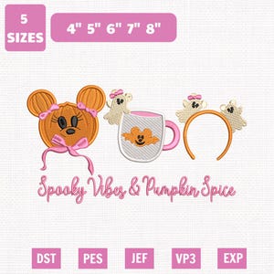 Peut inclure: Un motif de broderie représentant une citrouille avec des oreilles de souris et un nœud rose, une tasse avec un motif de chauve-souris et des fantômes, et un serre-tête avec des oreilles de fantôme. Le texte indique Spooky Vibes & Pumpkin Spice.