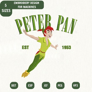 Puede incluir: Un diseño de bordado para máquinas que muestra a Peter Pan con túnica y mallas verdes con una pluma roja en su gorro. El texto dice PETER PAN, EST y 1953. El diseño incluye etiquetas para 5 TAMAÑOS y formatos DST, EXP, JEF, PES y VP3.