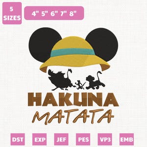 Puede incluir: Un diseño bordado con un sombrero safari amarillo con una banda azul, orejas de ratón negras y siluetas de personajes. Las palabras "HAKUNA MATATA" son marrones, con opciones de tamaño de 10.16cm a 20.32cm y opciones de tipo de archivo.