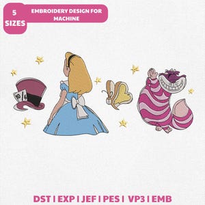 Op de afbeelding: Een borduurontwerp met elementen uit Alice in Wonderland. Bevat Alice in een blauwe jurk, de Cheshire Cat, een hoed van de Mad Hatter en een vlinder, met gouden sterren. De tekst luidt "EMBROIDERY DESIGN FOR MACHINE".