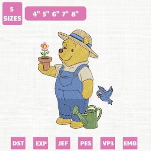 Può includere: Design ricamato con un orso giallo con cappello di paglia e tuta blu, che tiene un vaso di fiori. Sono presenti anche un uccello blu e un annaffiatoio verde. Il design è disponibile in 5 misure, da 10,16 cm a 20,32 cm.