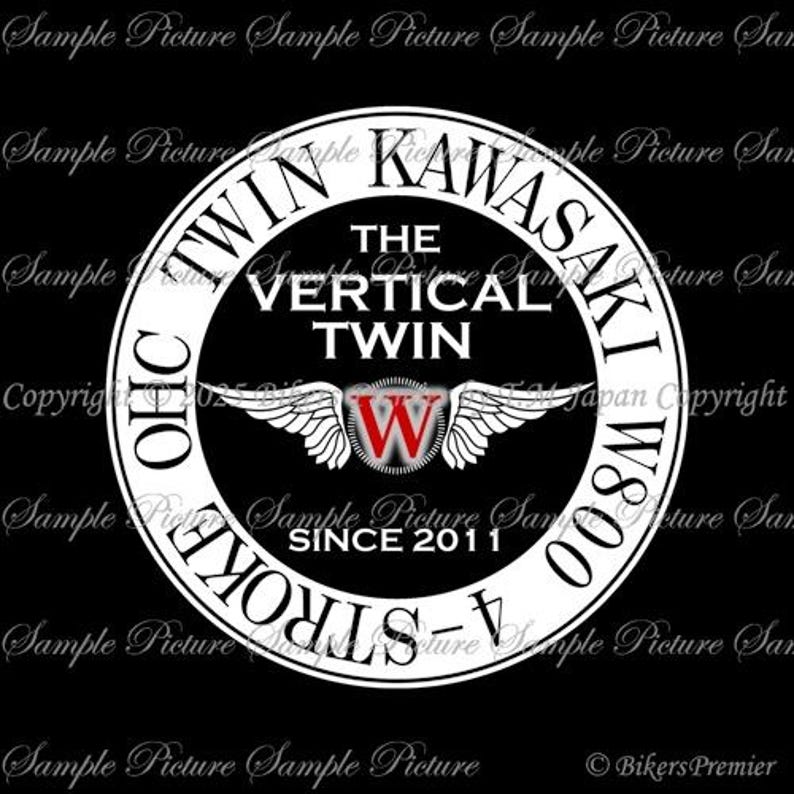 EN: Close-up view of the Kawasaki W800 A1 emblem designed for motorcycle apparel. / JA: モーターサイクルアパレル向けにデザインされたKawasaki W800 A1エンブレムの詳細拡大。