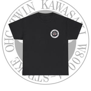 EN: BikersPremier Kawasaki W800 A1 product front view with left chest emblem and brand backdrop. Minimalist motorcycle lifestyle apparel. / JA: BikersPremier Kawasaki W800 A1商品正面。左胸エンブレムとブランド背景付きのミニマルなモーターサイクルウェア。
