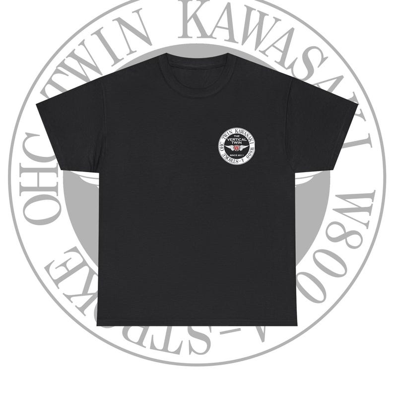 EN: BikersPremier Kawasaki W800 A1 product front view with left chest emblem and brand backdrop. Minimalist motorcycle lifestyle apparel. / JA: BikersPremier Kawasaki W800 A1商品正面。左胸エンブレムとブランド背景付きのミニマルなモーターサイクルウェア。