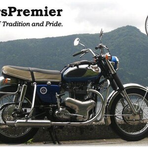 EN: Tribute visual featuring the original Kawasaki W1 with emblem for heritage connection. / JA: 伝統的なKawasaki W1を基点としたヘリテージ表現のトリビュートビジュアル。