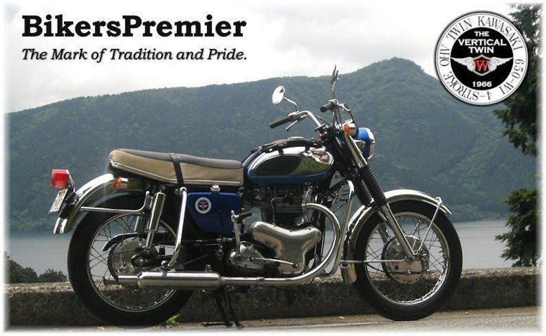 EN: Tribute visual featuring the original Kawasaki W1 with emblem for heritage connection. / JA: 伝統的なKawasaki W1を基点としたヘリテージ表現のトリビュートビジュアル。
