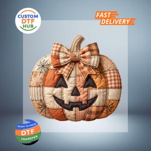 Puede incluir: Una decoración acolchada con forma de calabaza que presenta un diseño de patchwork en tonos naranja, crema y marrón. La calabaza tiene una cara de jack-o'-lantern cosida, un gran lazo de tela en la parte superior y patrones de telarañas.