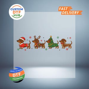 Puede incluir: Transferencia DTF con cuatro perros salchicha con atuendos festivos. Un perro está vestido de Papá Noel, otro con cuernos de reno, un tercero como árbol de Navidad y el último con pajarita. Incluye el texto "Custom DTF Hub" y "Fast Delivery."