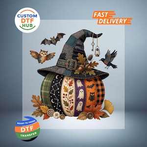 Peut inclure: Un motif de transfert DTF décoratif représentant une citrouille en patchwork portant un chapeau de sorcière sombre. La citrouille est ornée de feuilles d'automne, de boutons, de fantômes, de hiboux, de chauves-souris et d'un corbeau.