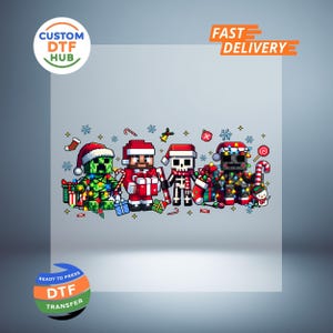 Könnte beinhalten: Ein festlicher DTF-Transfer mit pixeligen Charakteren in Weihnachtskleidung. Das Design umfasst einen grünen Creeper, einen rot gekleideten Charakter, ein Skelett und einen Charakter mit Weihnachtsmütze, umgeben von festlichen Elementen.