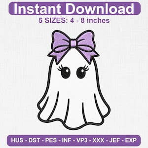 Puede incluir: Un diseño de bordado de un fantasma blanco con contornos negros, grandes ojos negros con pestañas y un lazo morado claro en la cabeza. El texto dice Instant Download, 5 SIZES: 10 - 20 cm, y HUS - DST - PES - INF - VP3 - XXX - JEF - EXP.